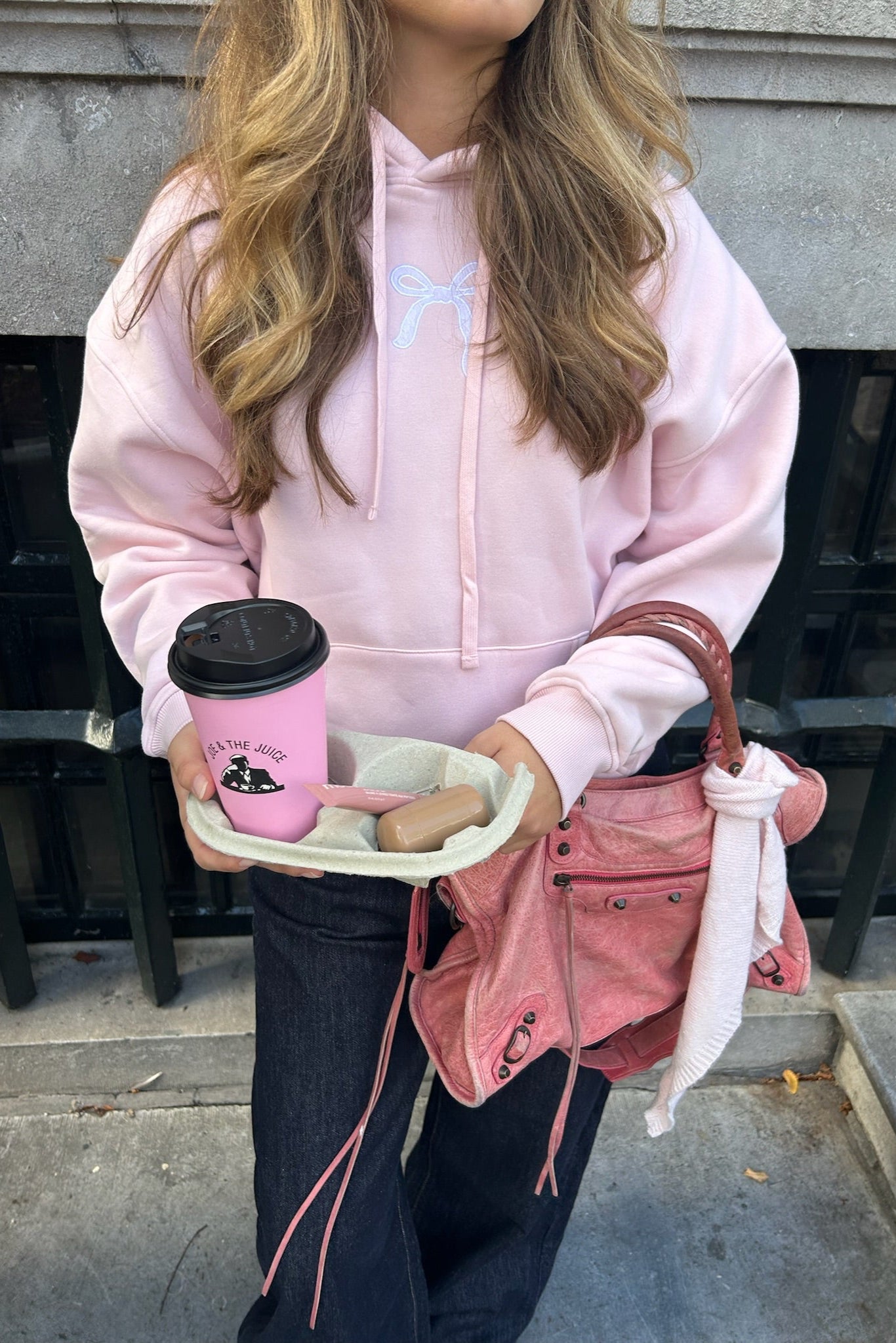 Rosa con capucha de "cinta" rosa
