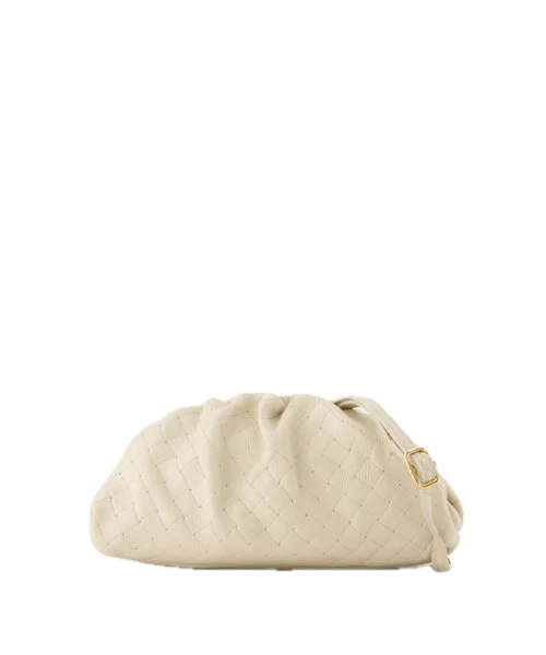 Achtergrond_van_pamela-woven-grain-clutch-ecru-d37-goudkleurig_3_verwijderd.png