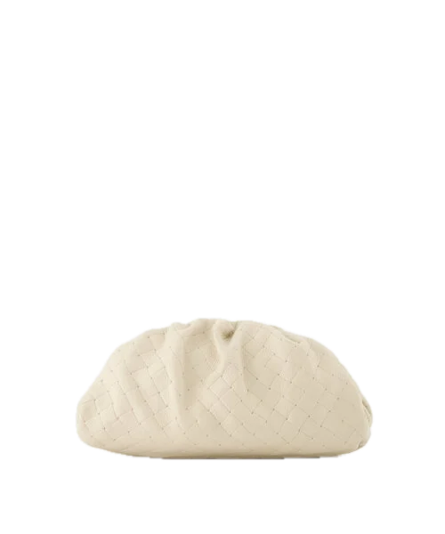 Achtergrond_van_pamela-woven-grain-clutch-ecru-d37-goudkleurig_verwijderd.png